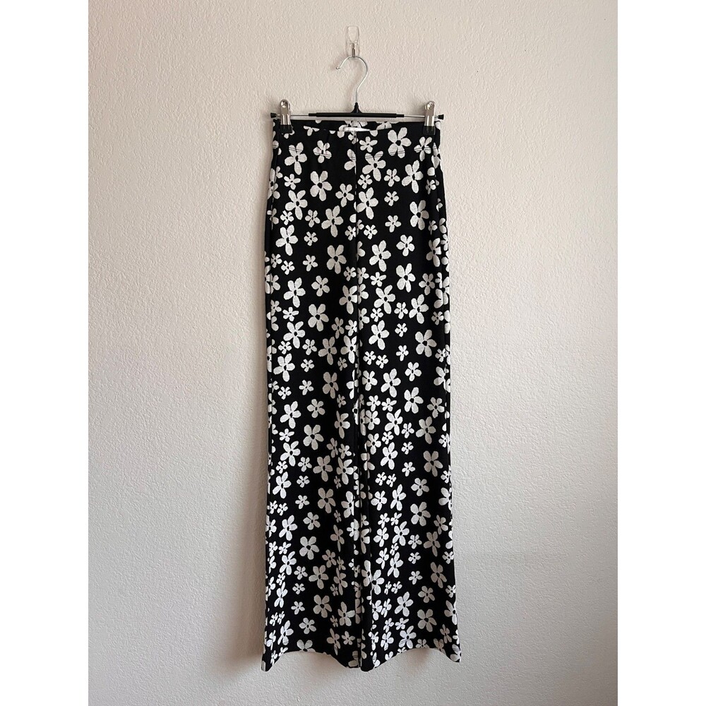 Urban Outfitters Daisy Print Bryn Pull-On Flare Pant in Black/White Size XS